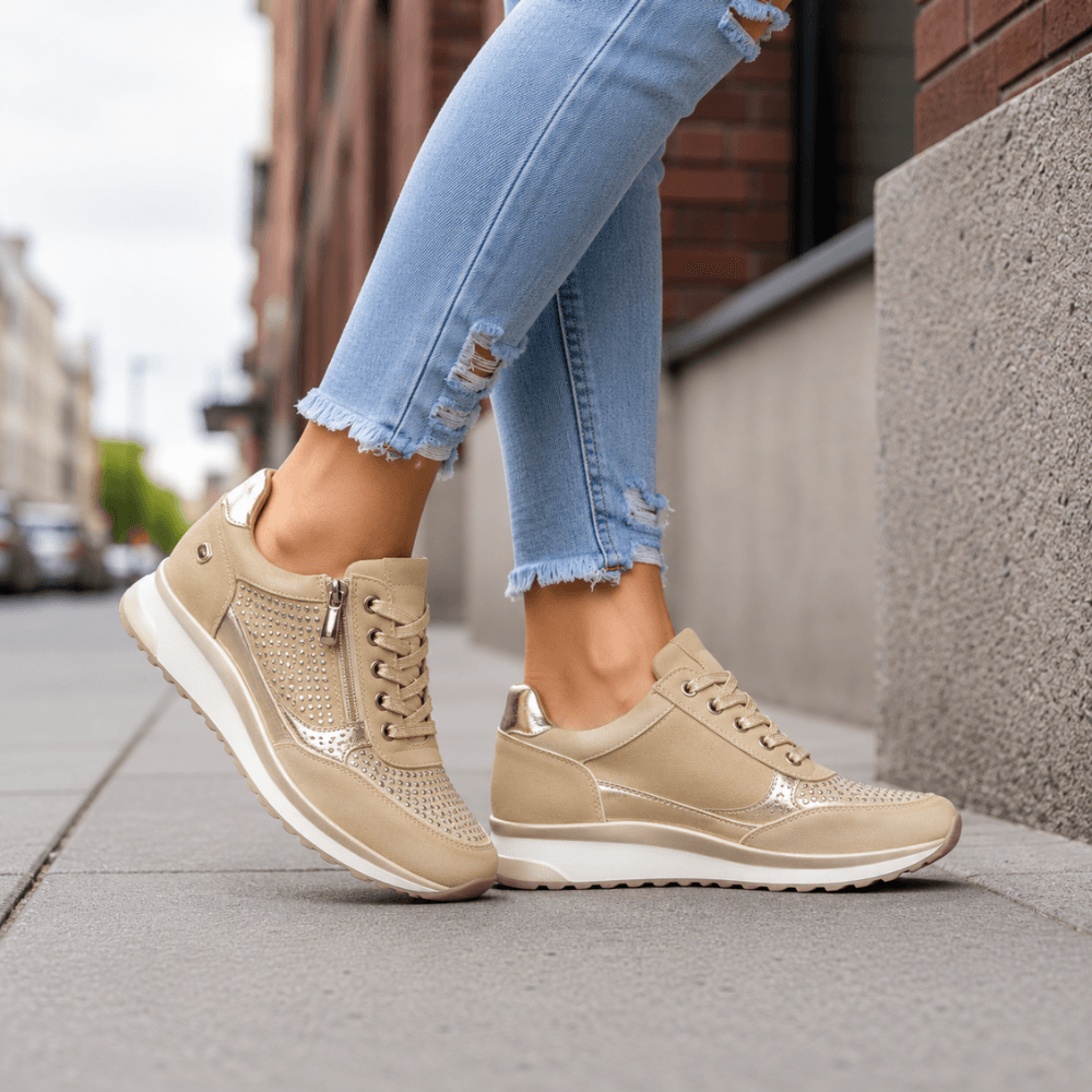 Sneakers med snørebånd og lynlås i siden samt tyk sål og glitrende detaljer