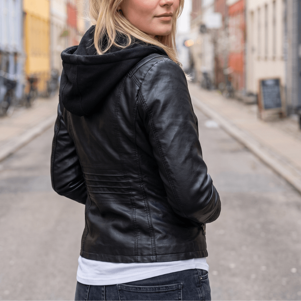 Figursyet jakke i læderlook med hætte og flere lynlåslommer