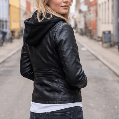 Figursyet jakke i læderlook med hætte og flere lynlåslommer
