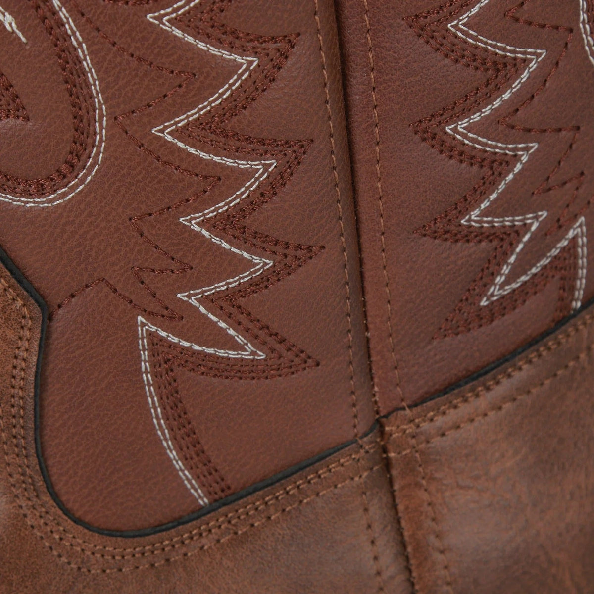 Cowboystøvler i kunstlæder med broderet westernmønster og firkantet tå