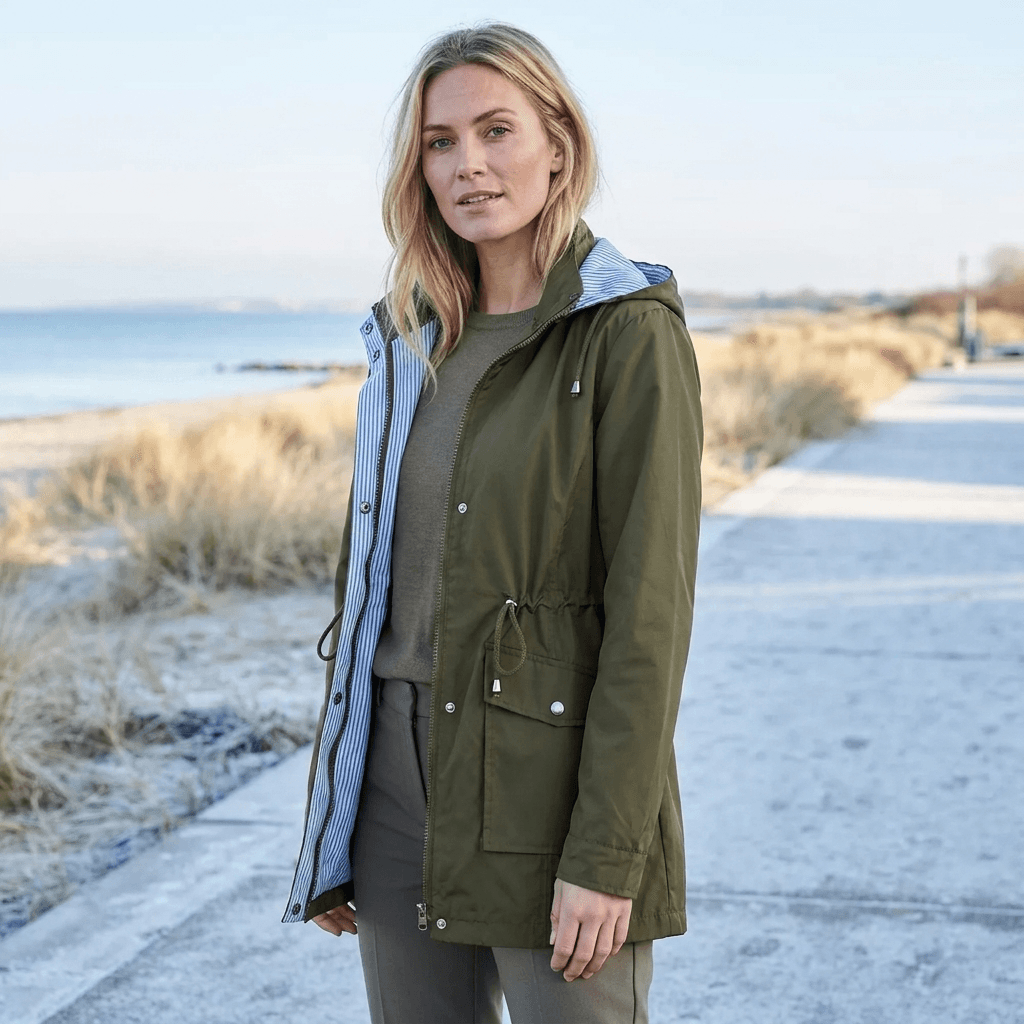 Lang vandtæt vintertrenchcoat med hætte og justerbar talje