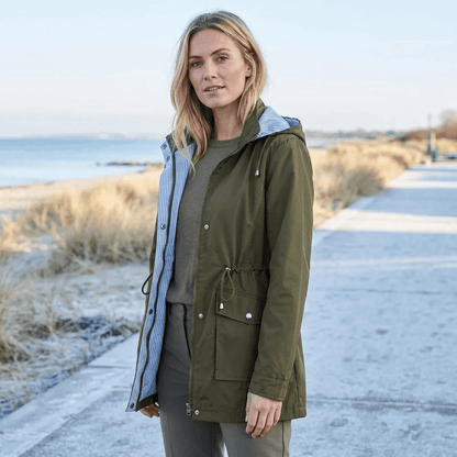 Lang vandtæt vintertrenchcoat med hætte og justerbar talje