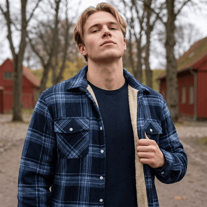 Ternet vinterjakke foret med blød teddyfleece og klaplommer på brystet
