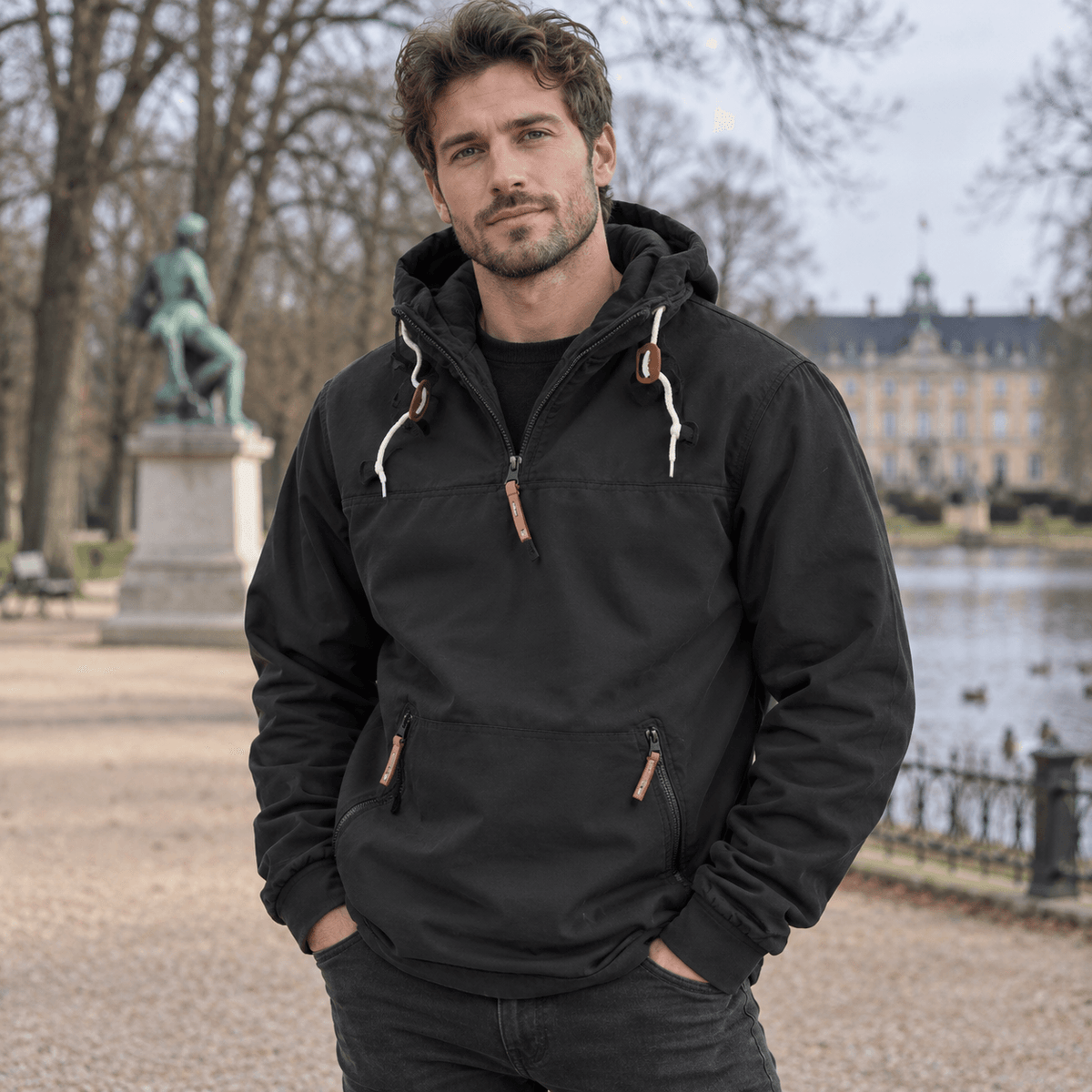 Pullover hoodie med justerbar hætte og lynlåslommer foran