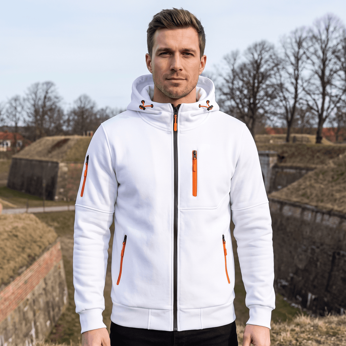 Sporty hoodie med gennemgående lynlås og justerbar hætte