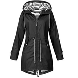 Vandtæt mellemlang regnjakke med hætte og lynlås samt justerbar taljesnøre