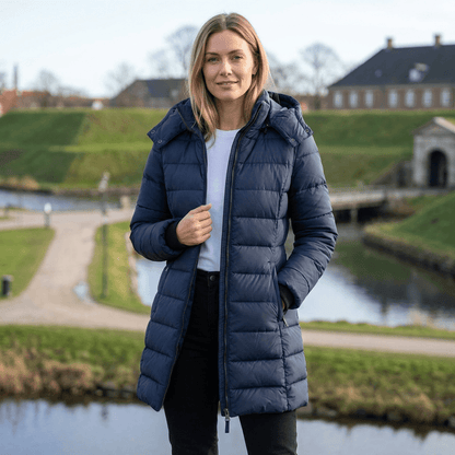 Lang figursyet quiltet dynejakke med hætte og lynlåslommer