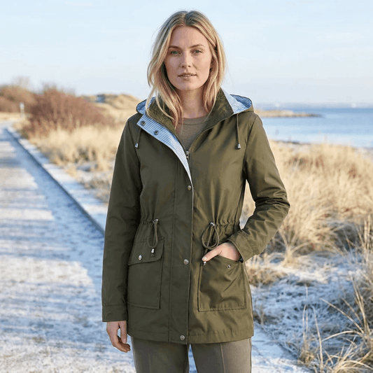 Lang vandtæt vintertrenchcoat med hætte og justerbar talje
