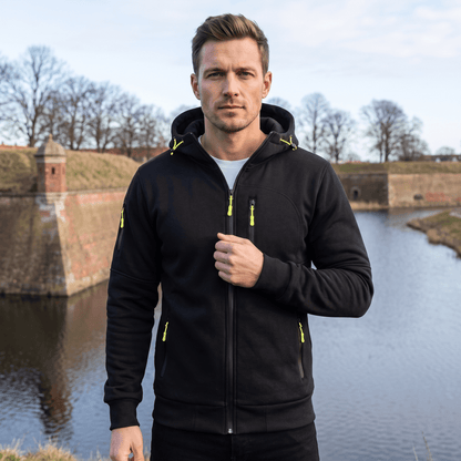 Sporty hoodie med gennemgående lynlås og justerbar hætte