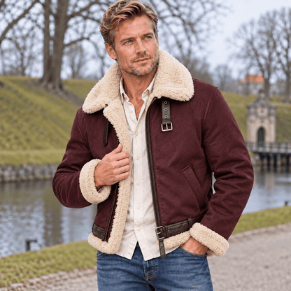 Kort pilotjakke med bred sherpakrave og remdetaljer ved nederkanten