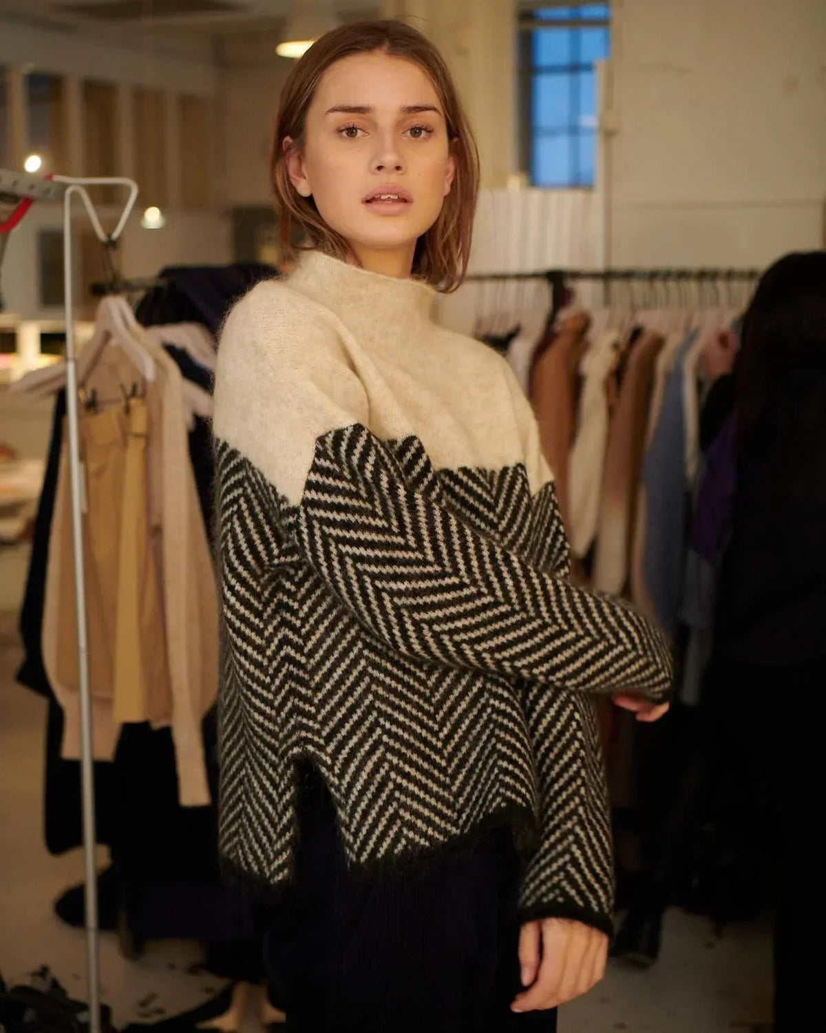 Noelle rullekravetrøje i faux cashmere med sildebensmønster og løs pasform