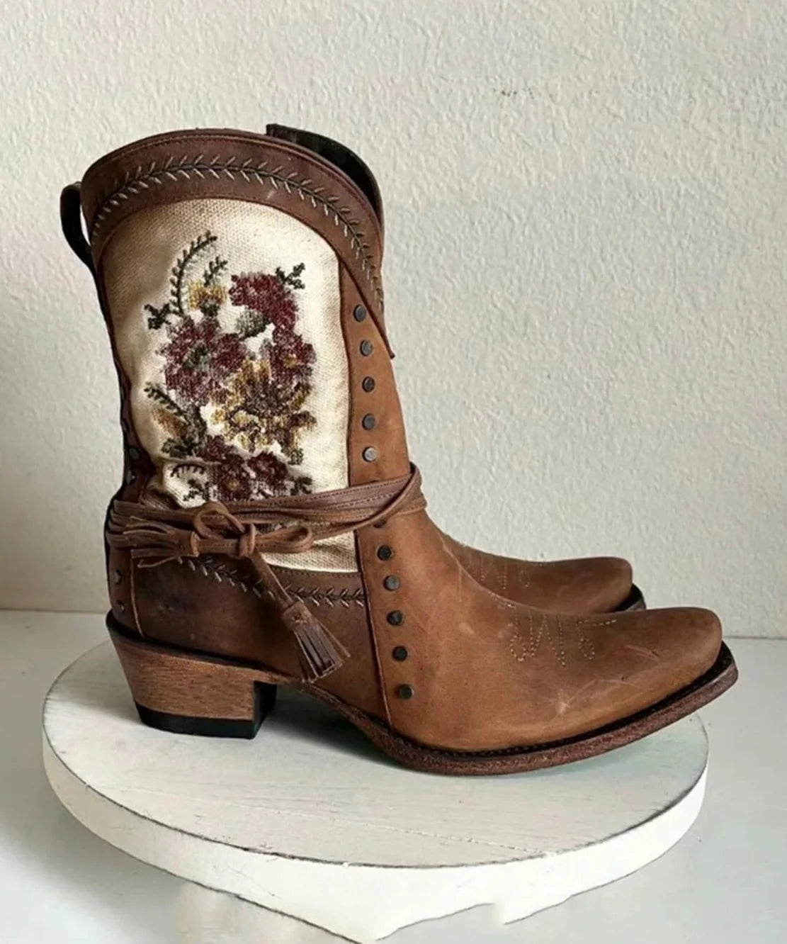 Korte vintage cowgirl-støvler med blomsterbroderi og lynlås i siden