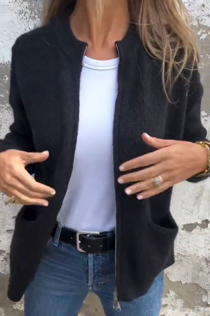 Lene strikcardigan med lynlås og ribkrave samt påsyede frontlommer