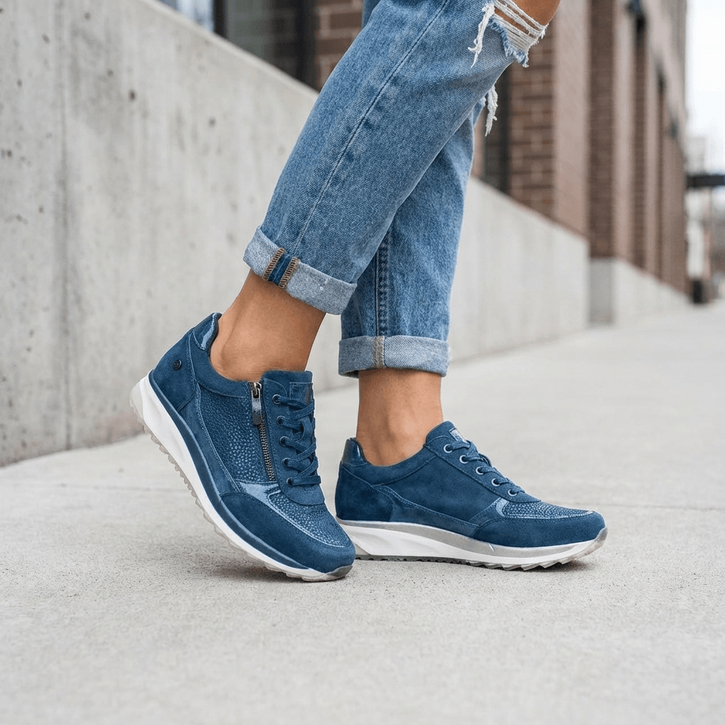 Sneakers med snørebånd og lynlås i siden samt tyk sål og glitrende detaljer