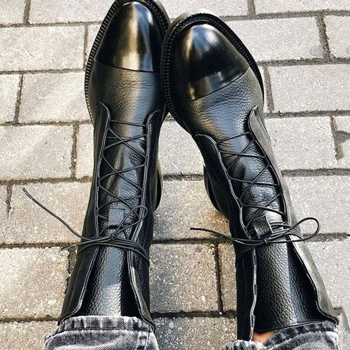 Birgitte støvletter i kornet læder med snøre og blank cap-toe