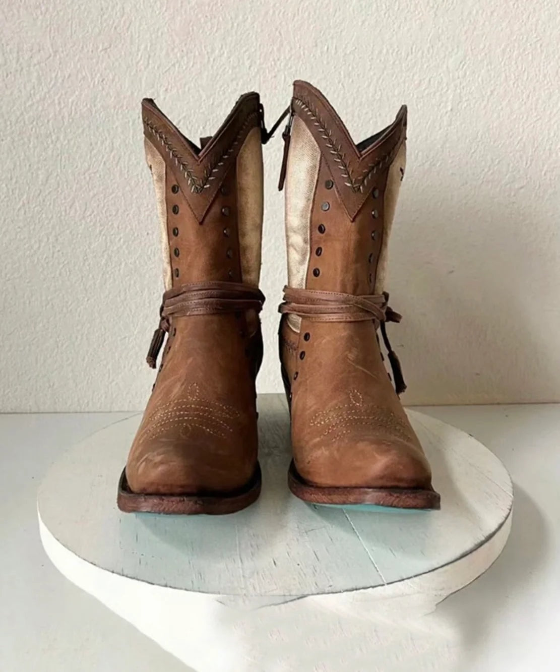 Korte vintage cowgirl-støvler med blomsterbroderi og lynlås i siden