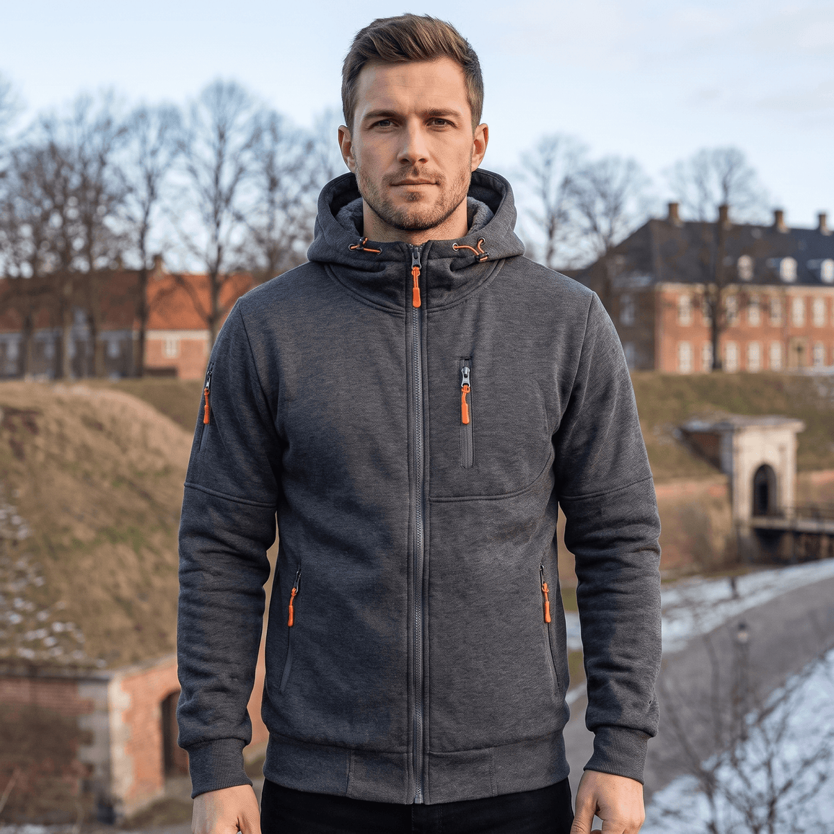 Sporty hoodie med gennemgående lynlås og justerbar hætte