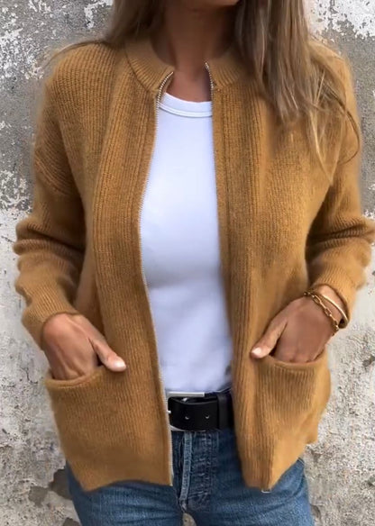 Lene strikcardigan med lynlås og ribkrave samt påsyede frontlommer