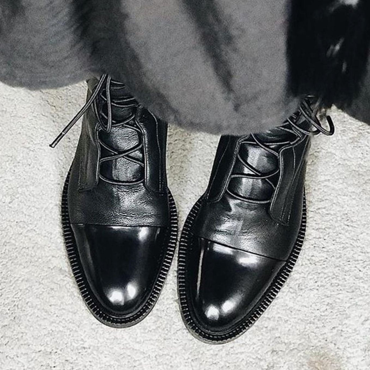Birgitte støvletter i kornet læder med snøre og blank cap-toe