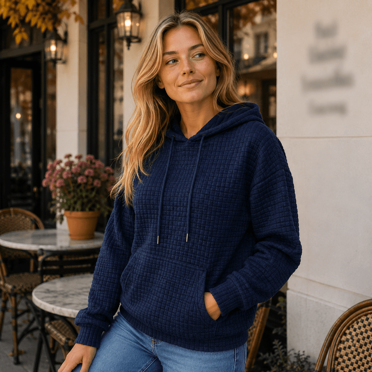 Struktureret hoodie med justerbar hætte og rummelig kængurulomme