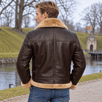 Kort pilotjakke med bred sherpakrave og remdetaljer ved nederkanten