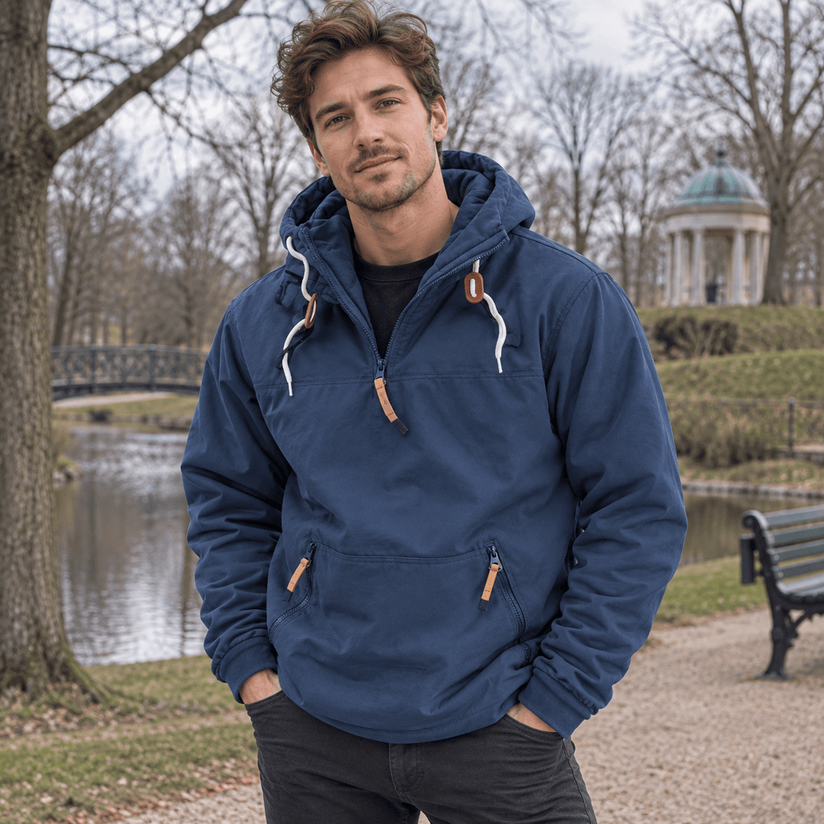 Pullover hoodie med justerbar hætte og lynlåslommer foran