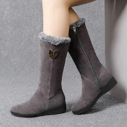 Lange pelsstøvler i imiteret ruskind med lynlås og metaldetalje