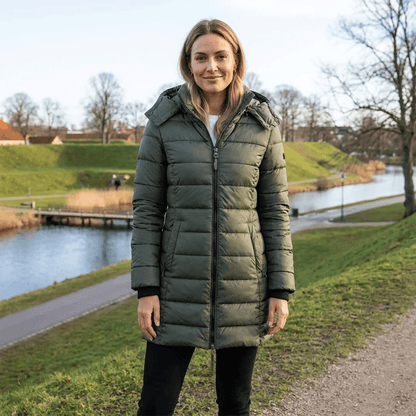 Lang figursyet quiltet dynejakke med hætte og lynlåslommer
