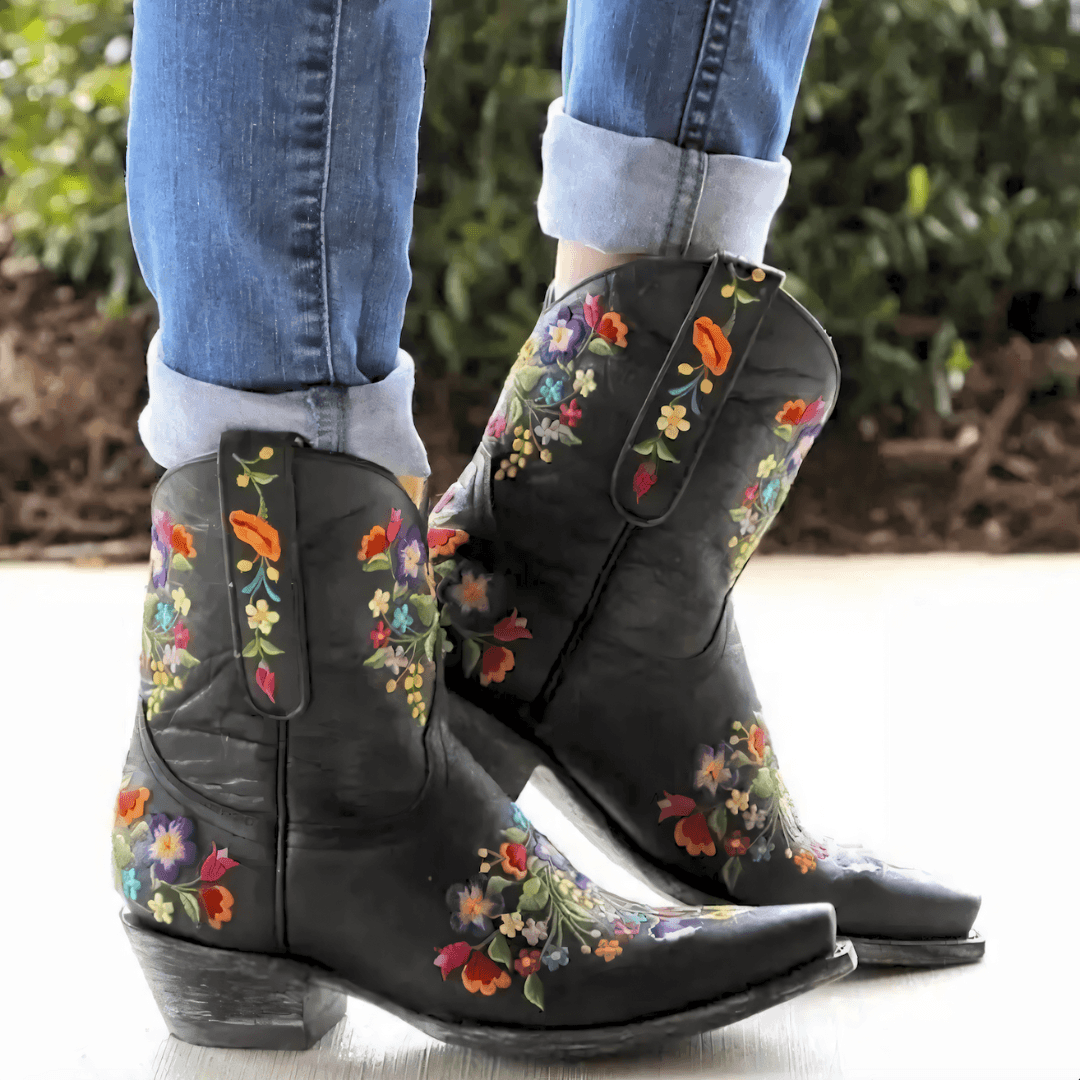Korte vintage cowboystøvler i læder med blomsterbroderi og spids tå