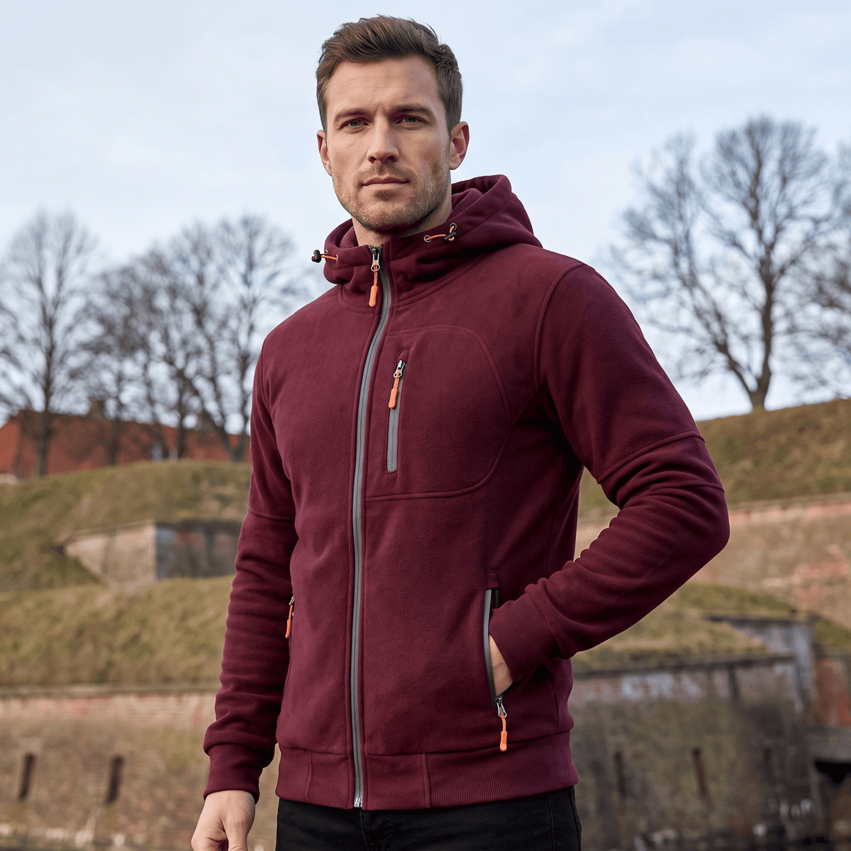Sporty hoodie med gennemgående lynlås og justerbar hætte