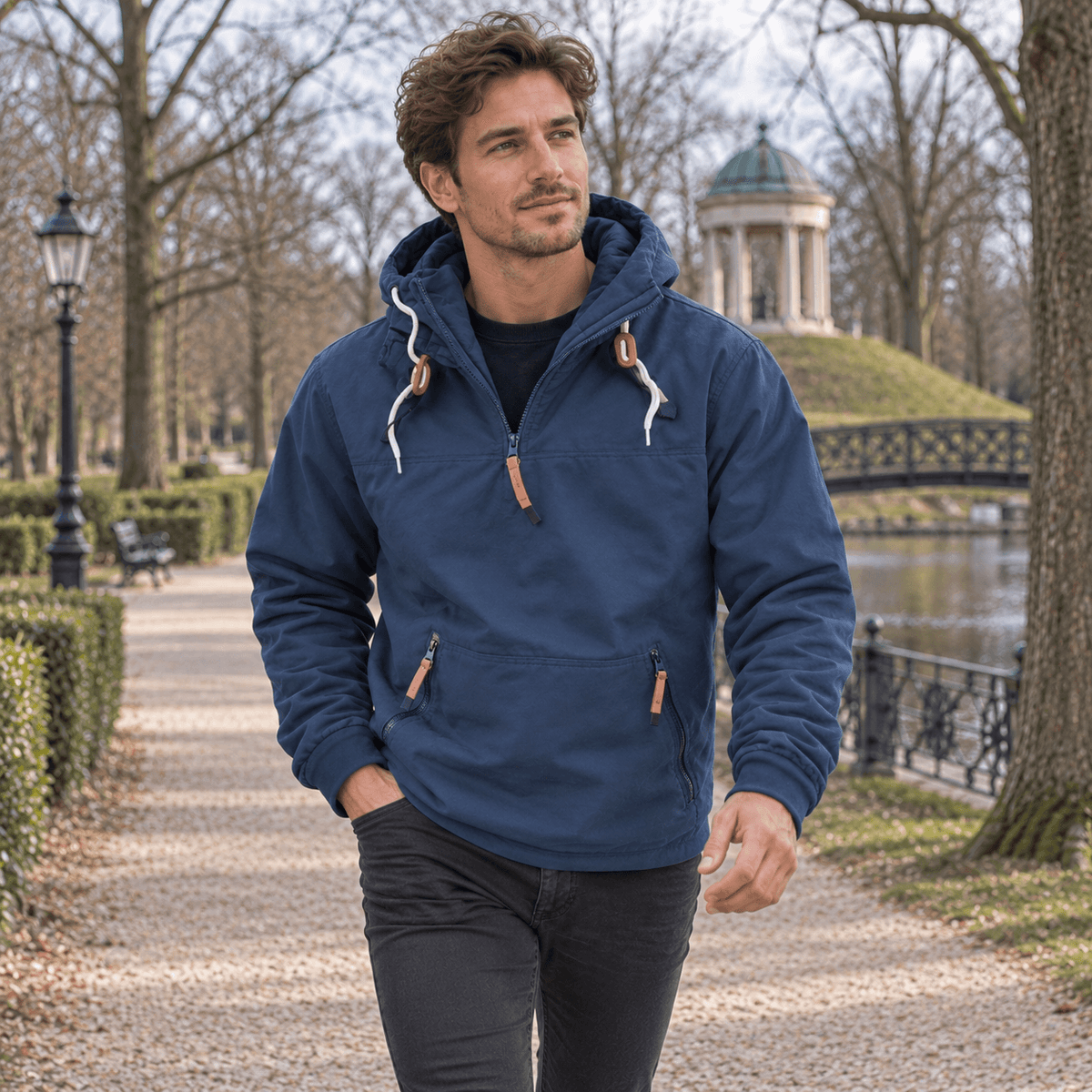 Pullover hoodie med justerbar hætte og lynlåslommer foran