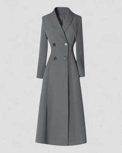Lang taljeret trenchcoat med dobbeltradede knapper og reverskrave
