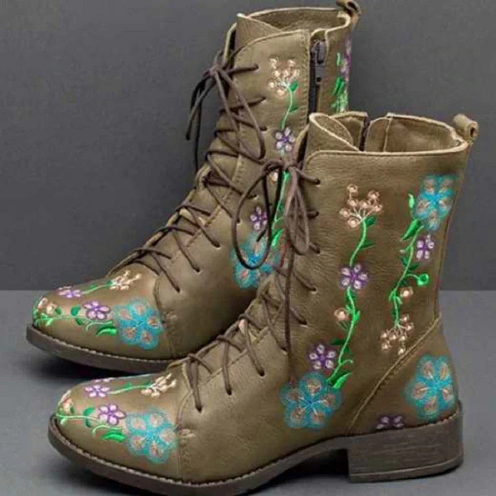 Halvhøje retro støvler med blomsterbroderi og snøring samt lynlås i siden