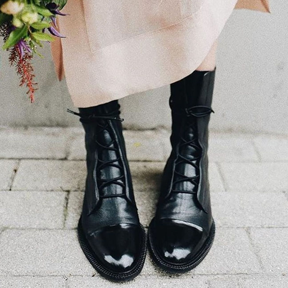 Birgitte støvletter i kornet læder med snøre og blank cap-toe