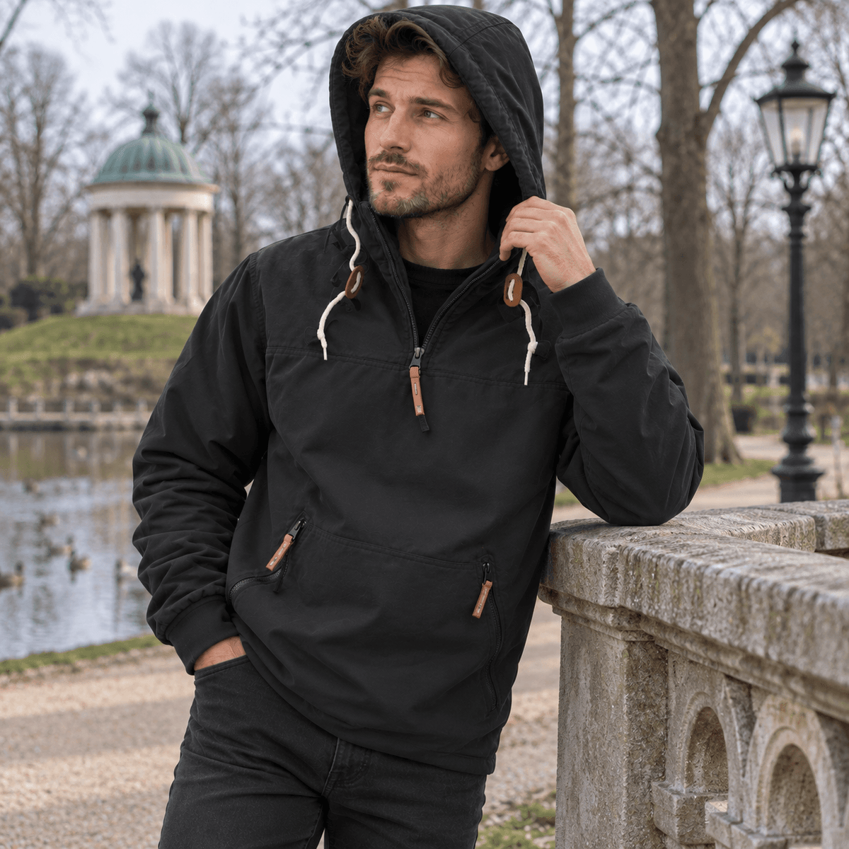 Pullover hoodie med justerbar hætte og lynlåslommer foran