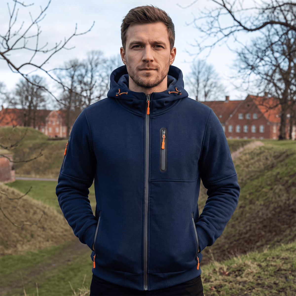 Sporty hoodie med gennemgående lynlås og justerbar hætte