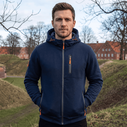 Sporty hoodie med gennemgående lynlås og justerbar hætte