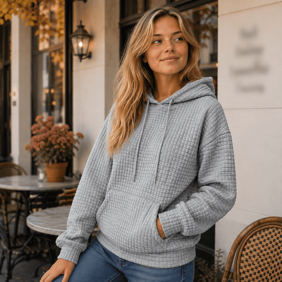 Struktureret hoodie med justerbar hætte og rummelig kængurulomme