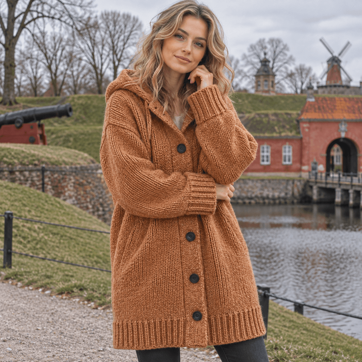 Lang oversized cardigan med hætte og knaplukning samt sidelommer