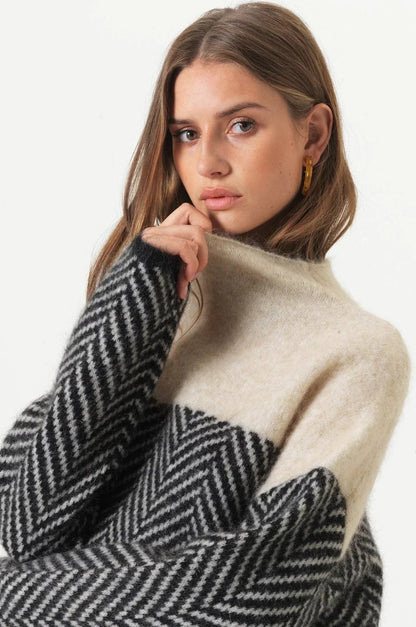 Noelle rullekravetrøje i faux cashmere med sildebensmønster og løs pasform