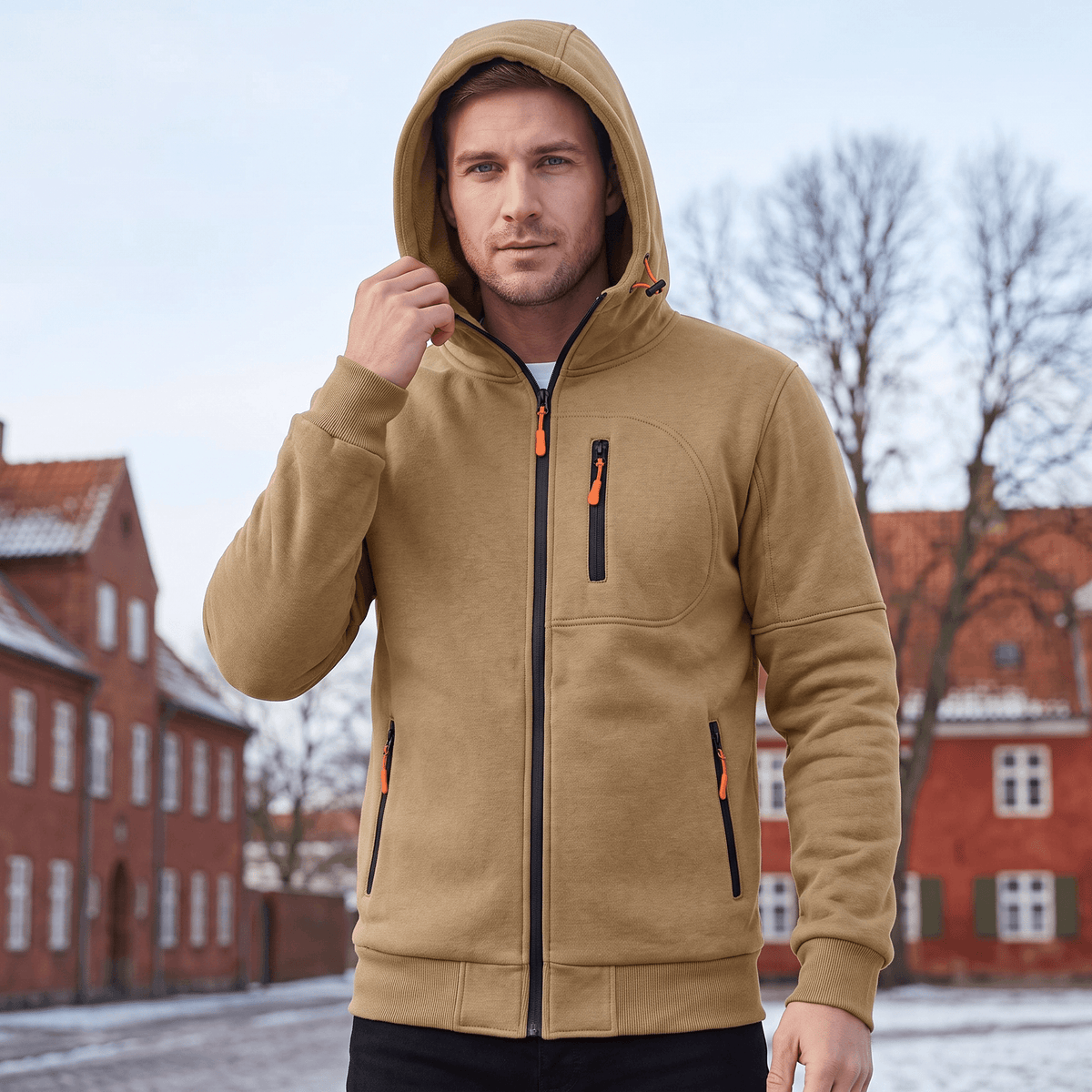 Sporty hoodie med gennemgående lynlås og justerbar hætte