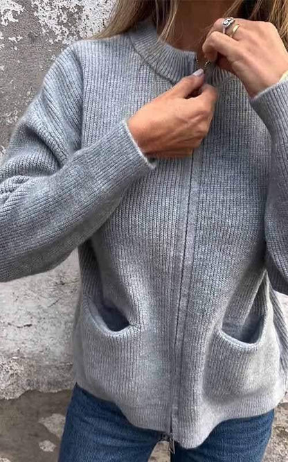 Lene strikcardigan med lynlås og ribkrave samt påsyede frontlommer