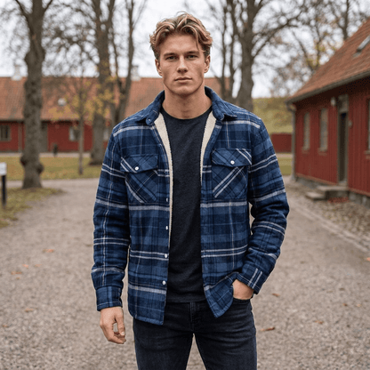 Ternet vinterjakke foret med blød teddyfleece og klaplommer på brystet