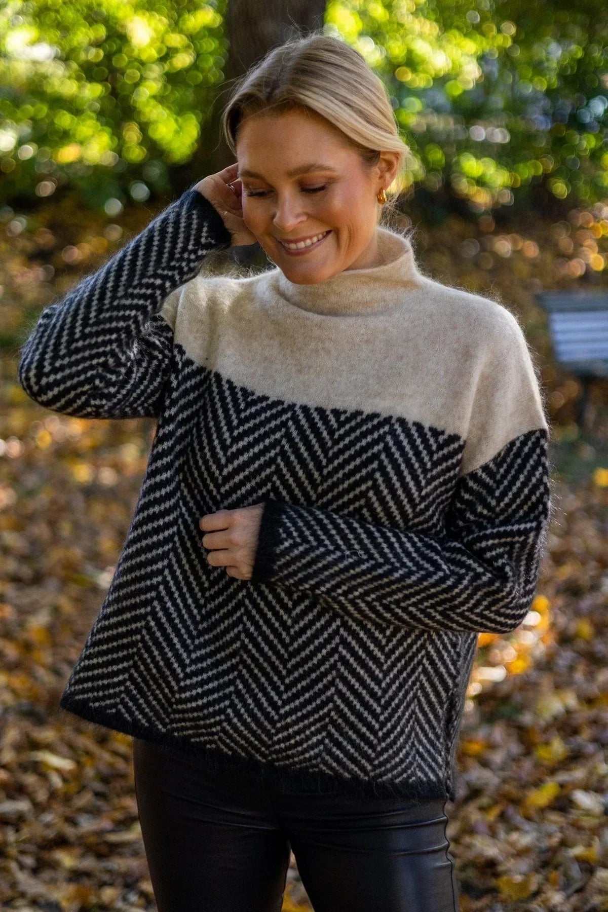 Noelle rullekravetrøje i faux cashmere med sildebensmønster og løs pasform