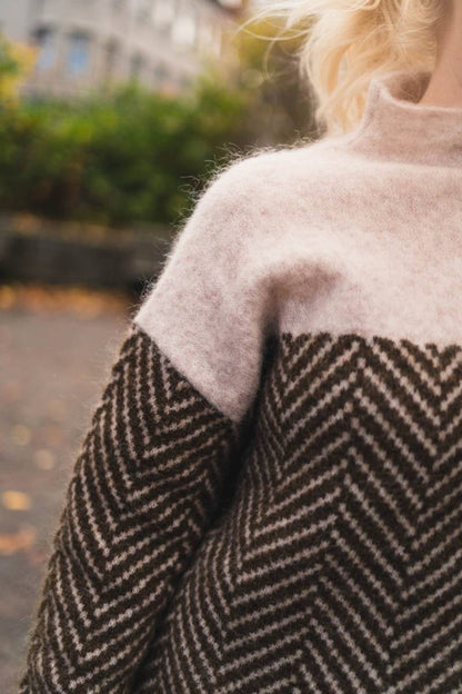 Noelle rullekravetrøje i faux cashmere med sildebensmønster og løs pasform